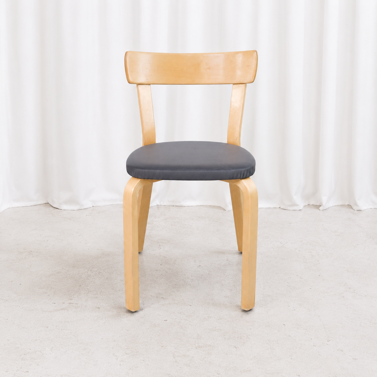 Artek tuoli 69, tummanharmaa verhoilu – Alvar Aalto