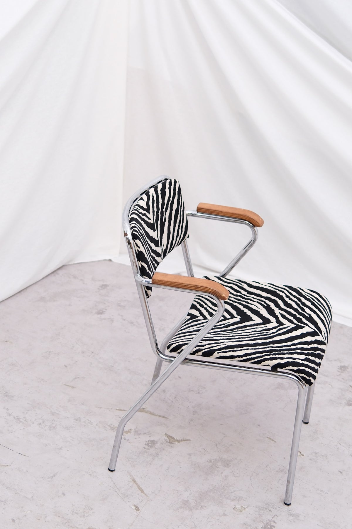 Set med 6 vintagestolar i stålrör med zebraklädsel – Pino Interiors