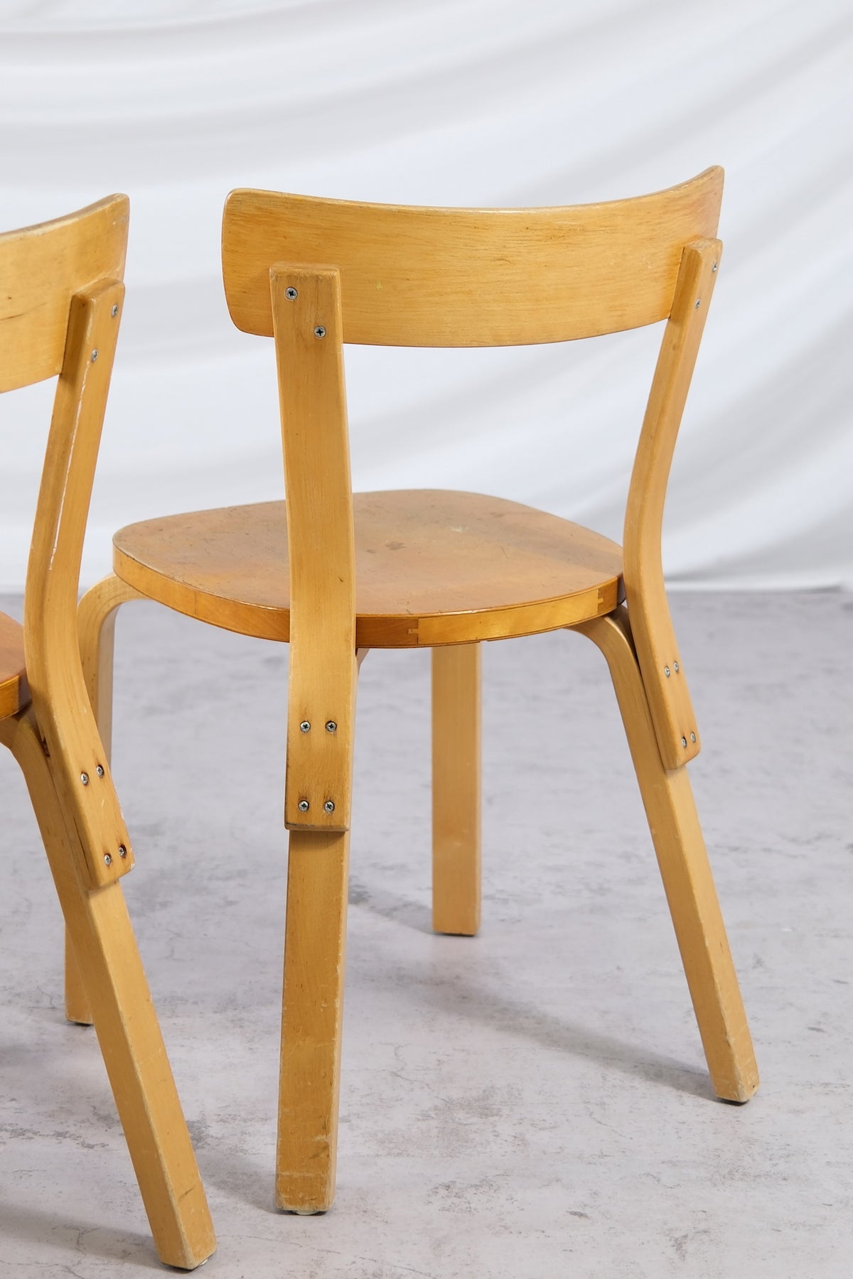 Alvar Aalto Artek 69 -tuoli, 2 saatavilla