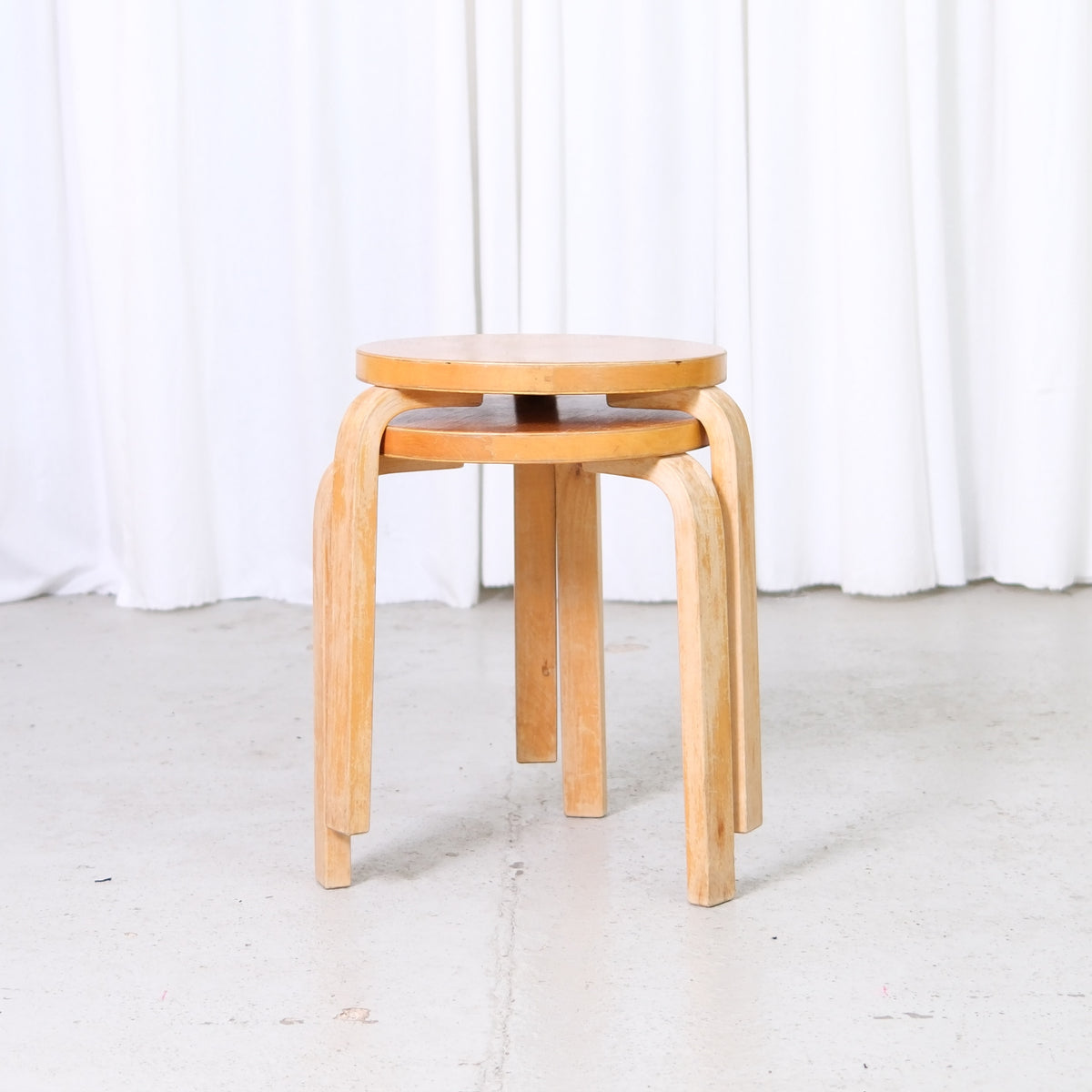 Artek fingerskarvad pall från 1950-talet i björk med rund sits och böjträben, finländsk designmöbel i vintage.
