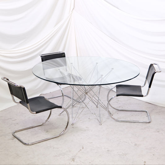 Bonaldo runt matbord med glasskiva, diameter 160 cm. Skulpturalt metallunderrede, mycket gott skick. Leverans över hela världen.