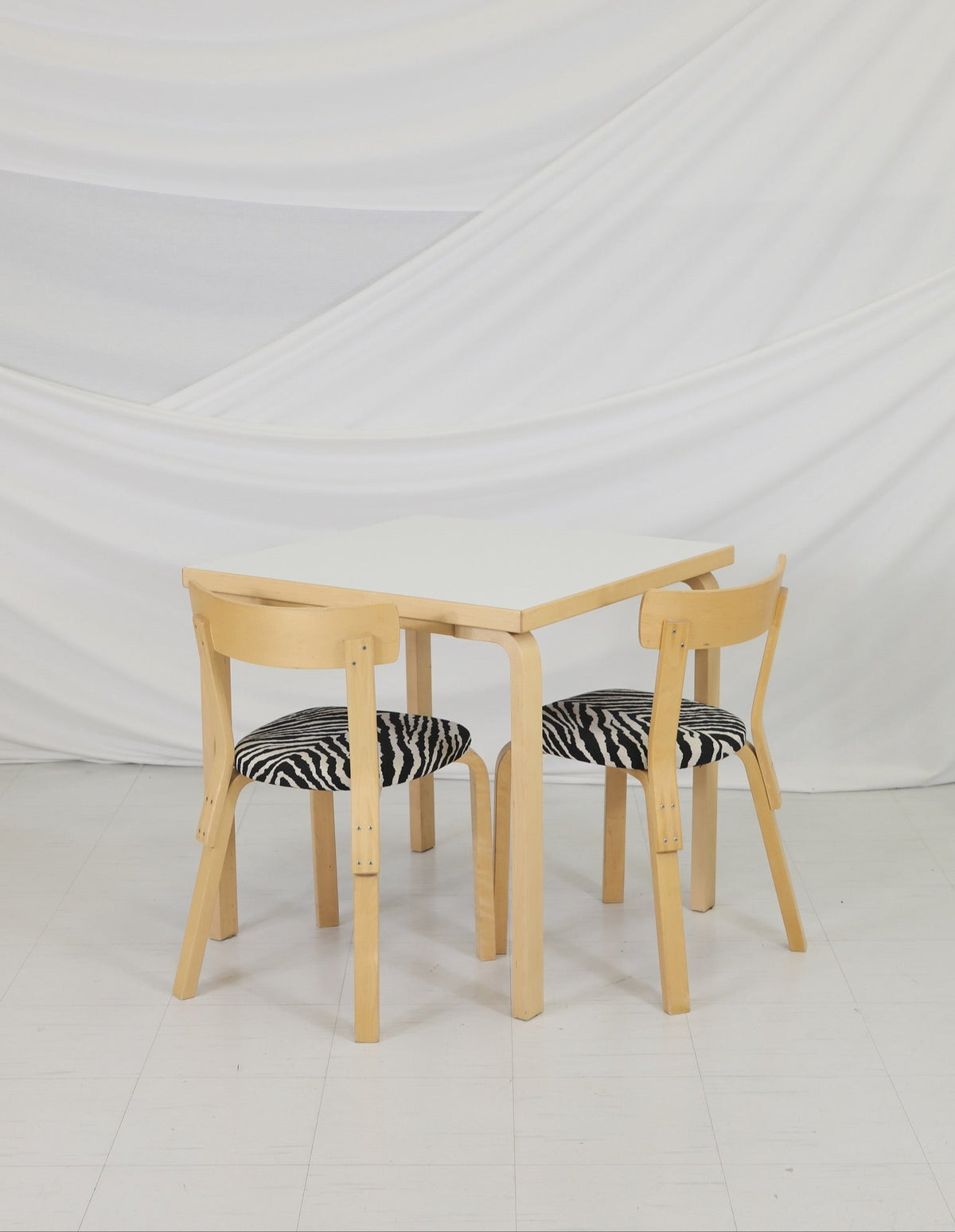 Artek 81C-matbord