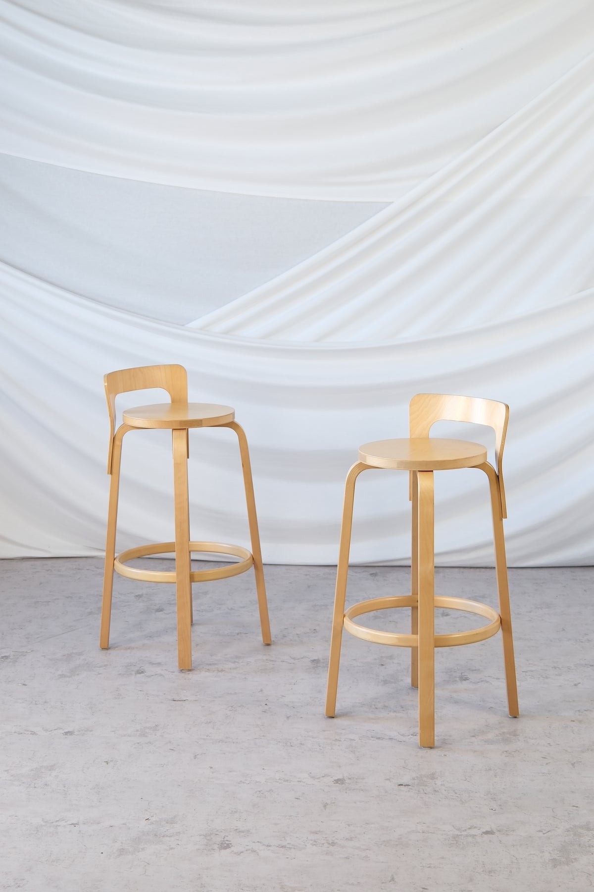 Artek 64-barpallar med ryggstöd av Alvar Aalto, 2006