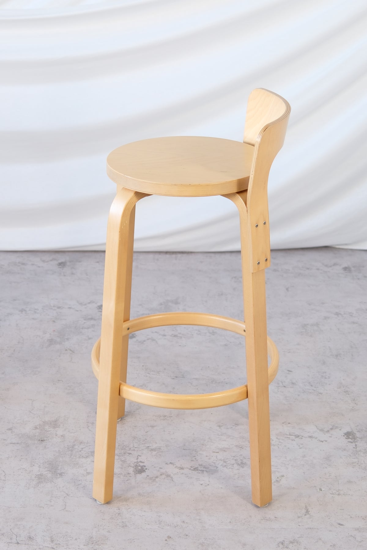 Artek 64-barpallar med ryggstöd av Alvar Aalto, 2006