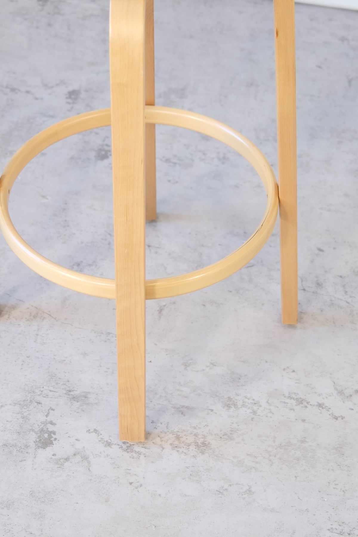 Artek 64-barpallar med ryggstöd av Alvar Aalto, 2006