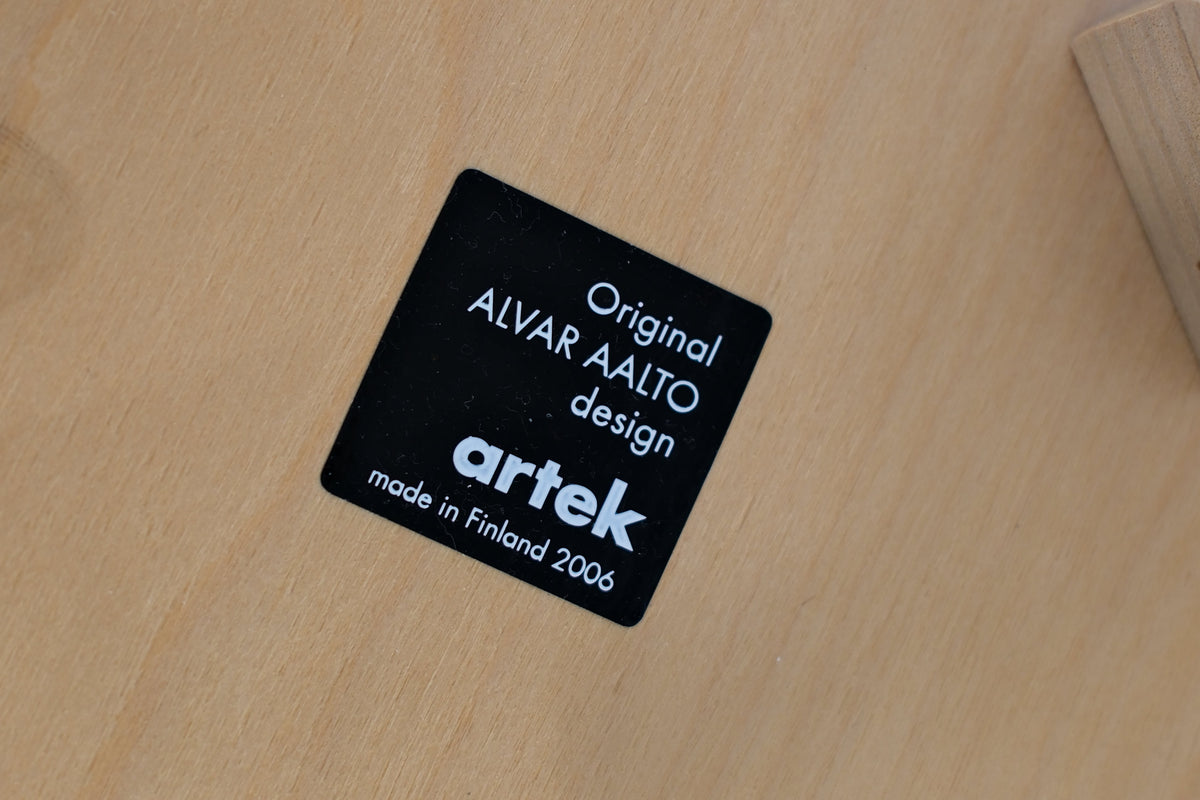Artek 64-barpallar med ryggstöd av Alvar Aalto, 2006