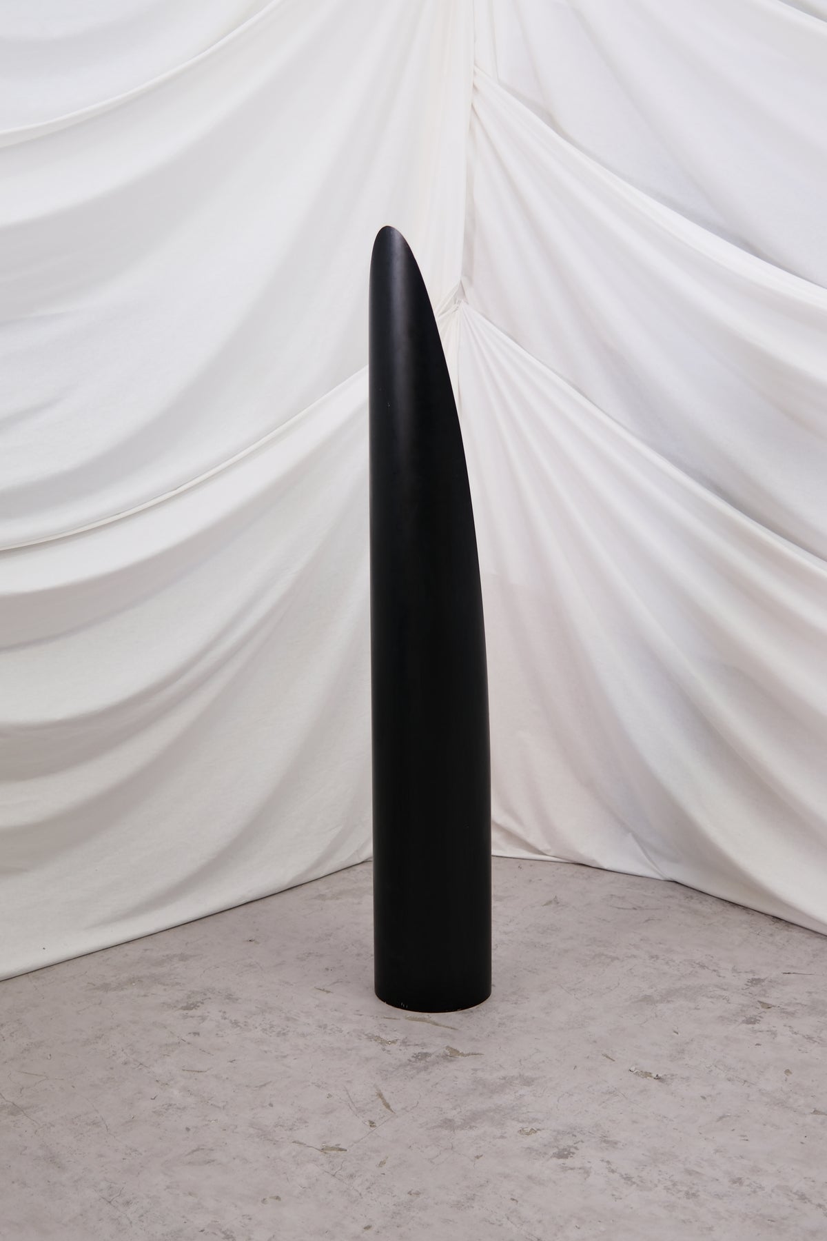 Unghia ”Lipstick” spegel av Rodolfo Bonetto – italiensk postmodern design från 1980-talet