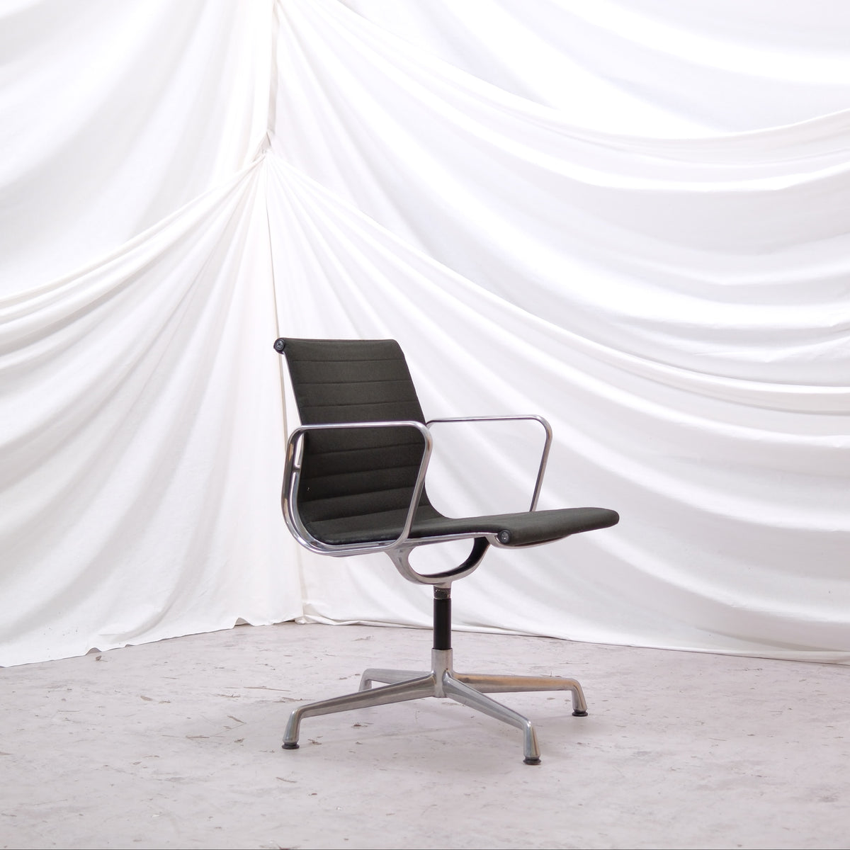 Charles & Ray Eames EA108 vintage kontorsstol