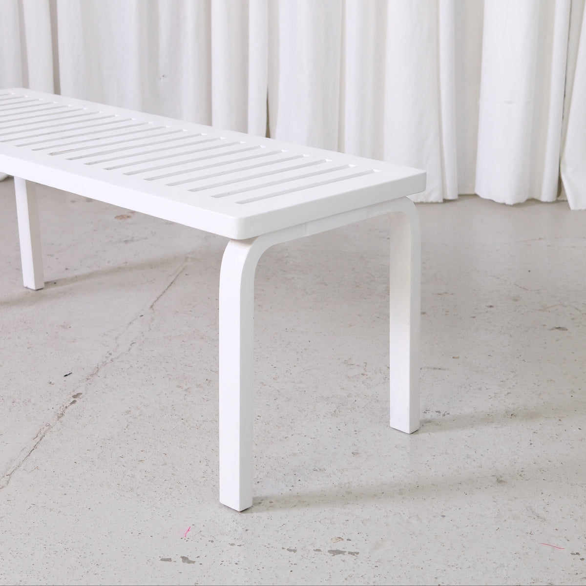 Artek 153A-bänk i vitt