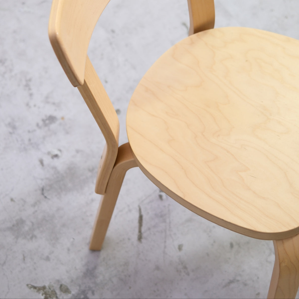 Alvar Aalto 69 -tuoli, valmistaja Artek, koivu