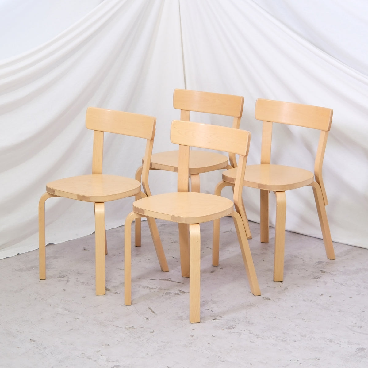 Alvar Aalto 69 -tuoli, valmistaja Artek, koivu