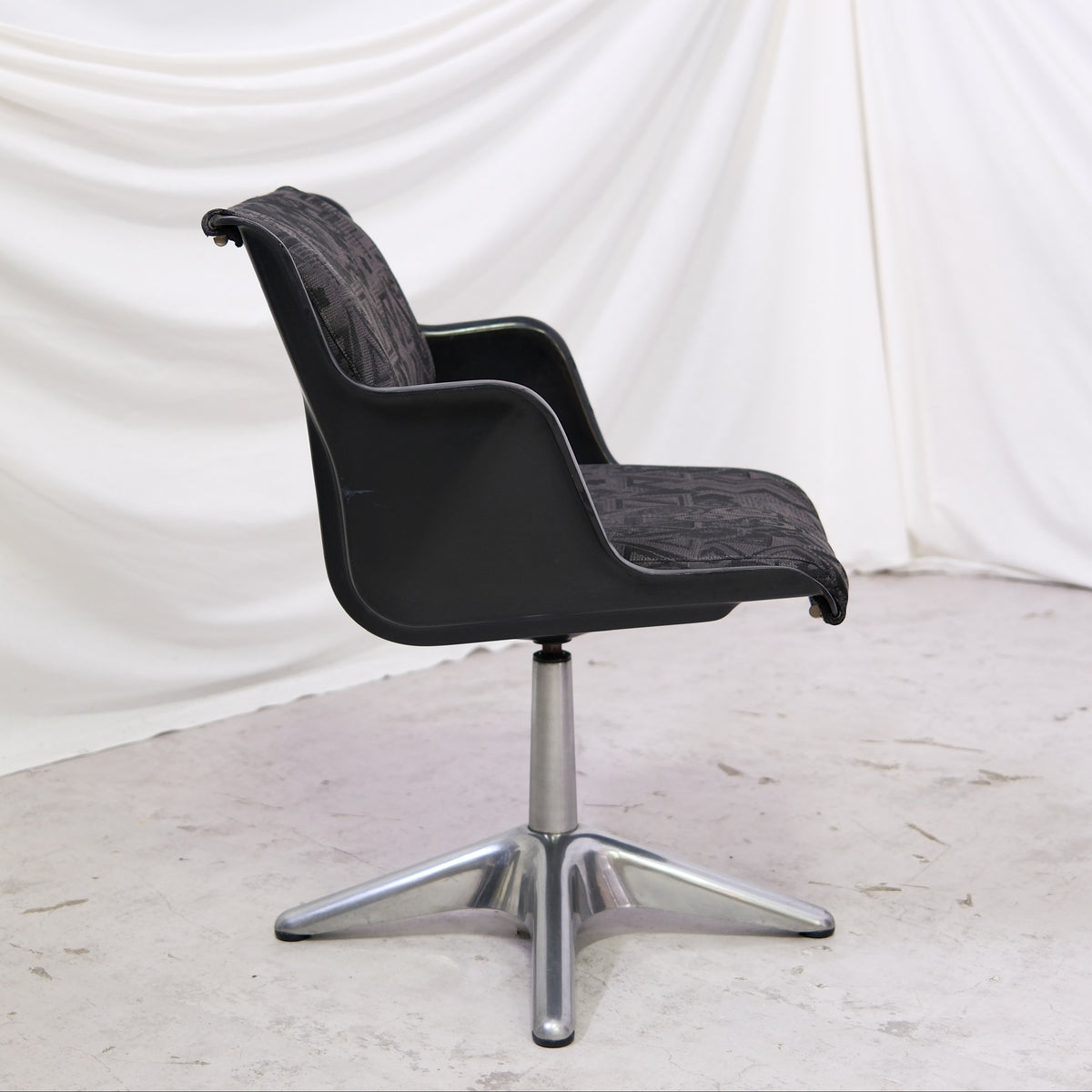 Yrjö Kukkapuro 3428 Dining Chairs, Swivel, Metal Base