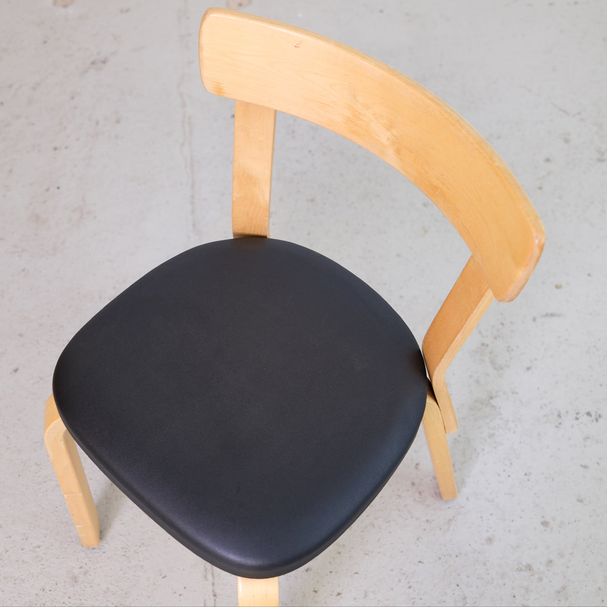 Alvar Aalto 69 -tuoli, valmistaja Artek, musta verhoilu