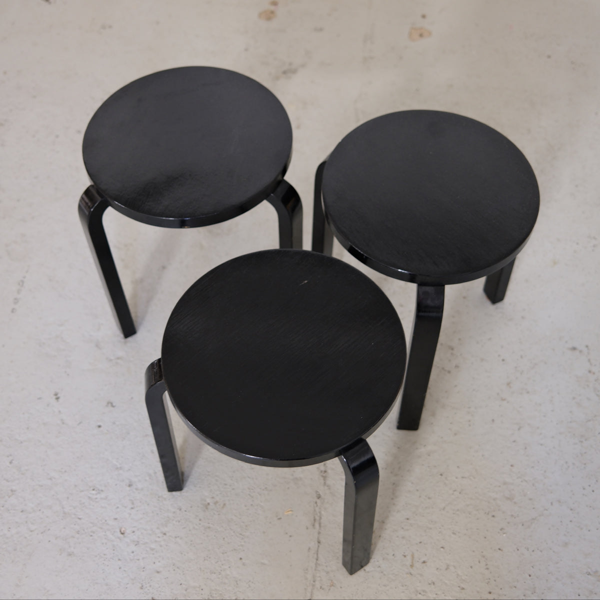 Artek Pall 60 av Alvar Aalto, svart