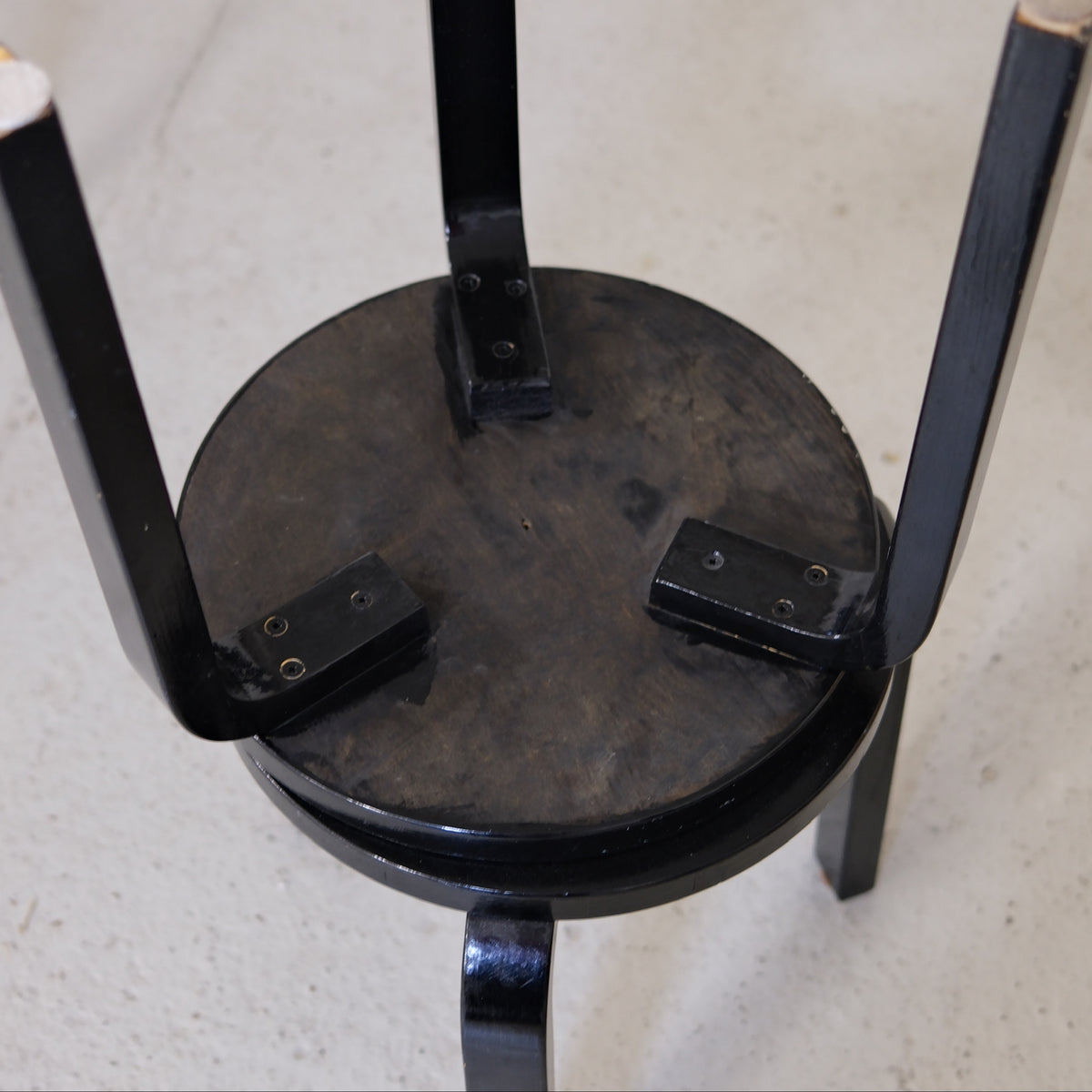Artek Pall 60 av Alvar Aalto, svart