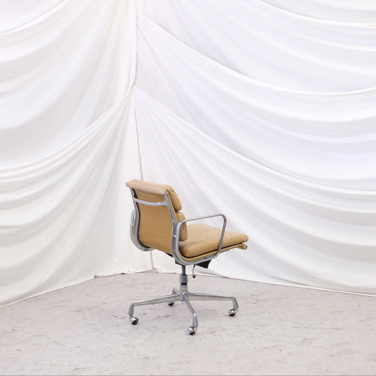 Charles & Ray Eames Soft Pad stol i beige läder
