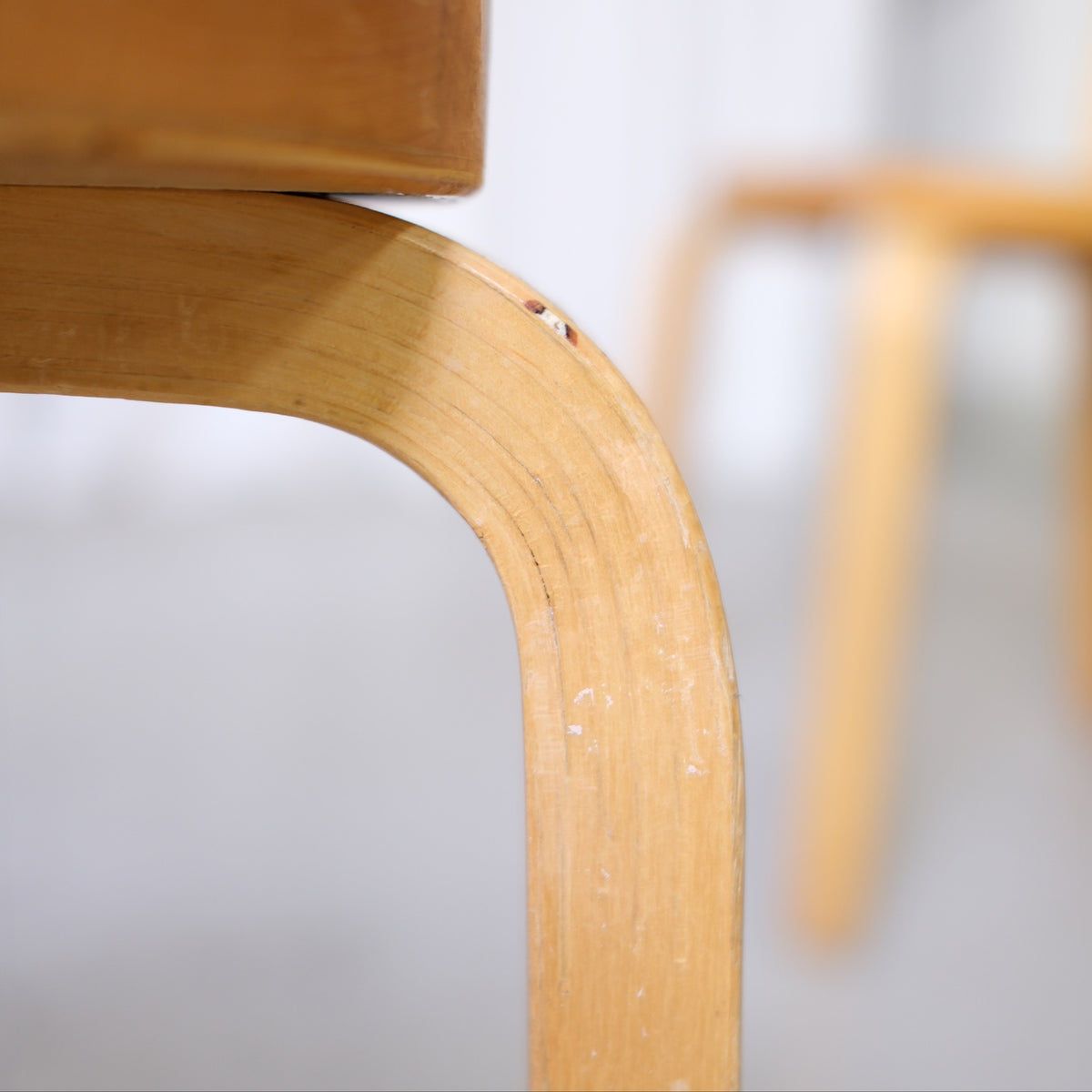 Artek Stol 69 i björk av Alvar Aalto