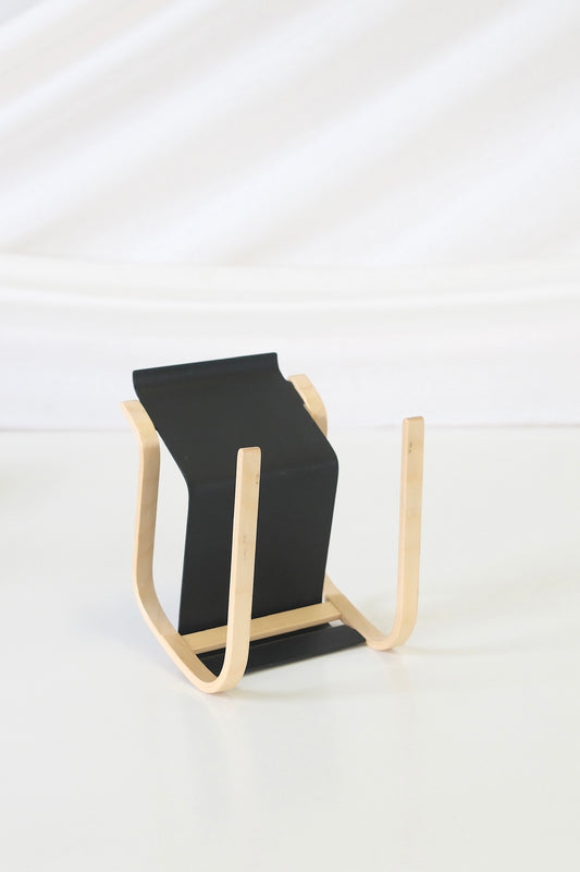 Artek – svart Paimio-fåtölj i miniatyr till Alvar Aaltos 100-årsjubileum, skala 1:5
