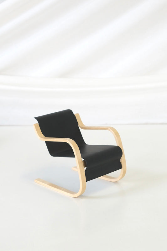Artek – svart Paimio-fåtölj i miniatyr till Alvar Aaltos 100-årsjubileum, skala 1:5