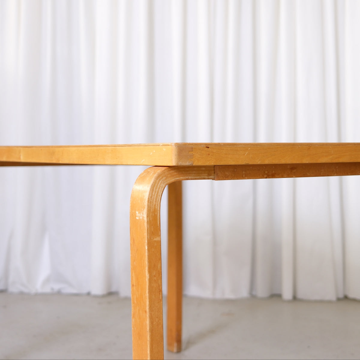 Artek matbord med fingerskarv av Alvar Aalto, 1950-tal