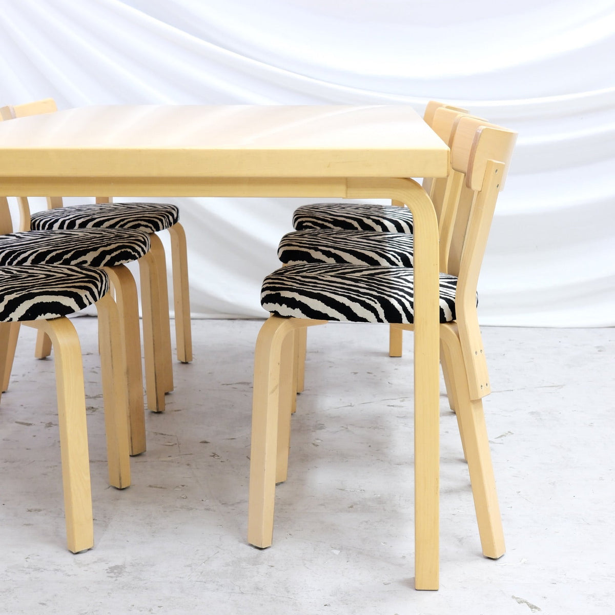 Alvar Aalto bord 83 av Artek i björk