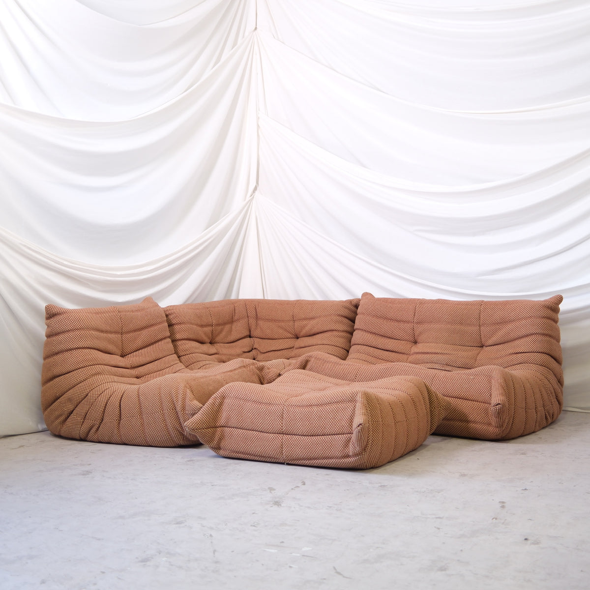Ligne Roset Togo grupp i brunt ulltyg – Michel Ducaroy