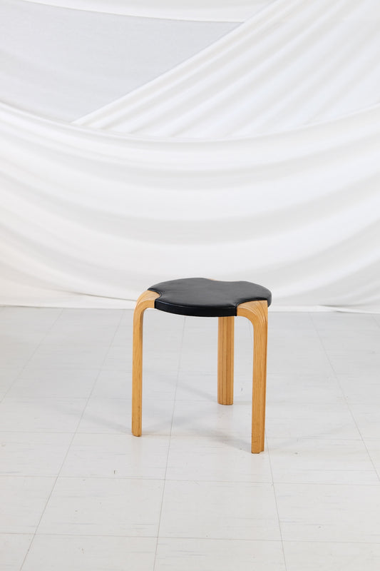 X600-pall med solfjäderben av Alvar Aalto för Artek
