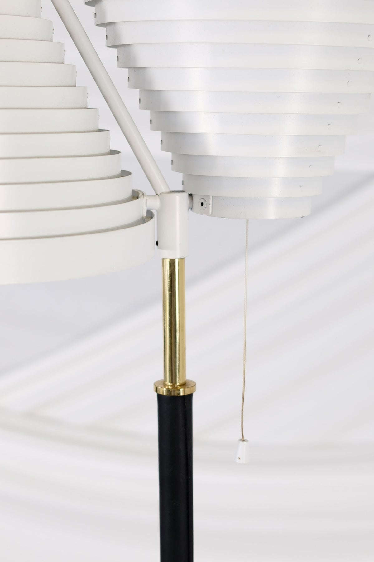 Artek A810-golvlampa av Alvar Aalto, tillverkad av Valaisinpaja