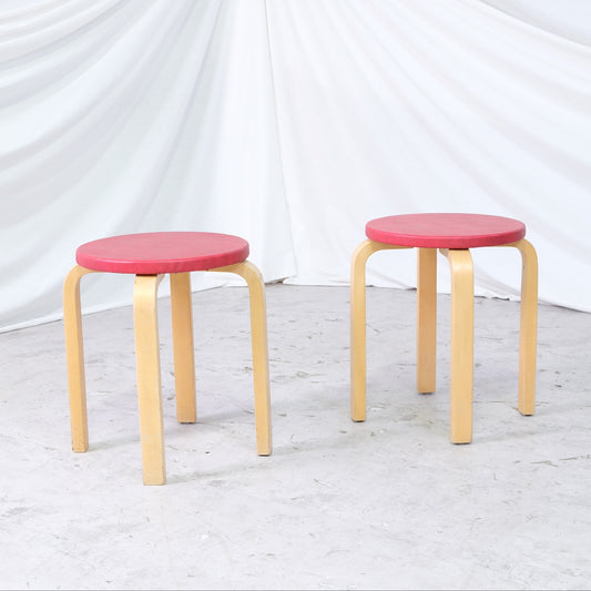Alvar Aalto Pall E60 med röd klädsel av Artek