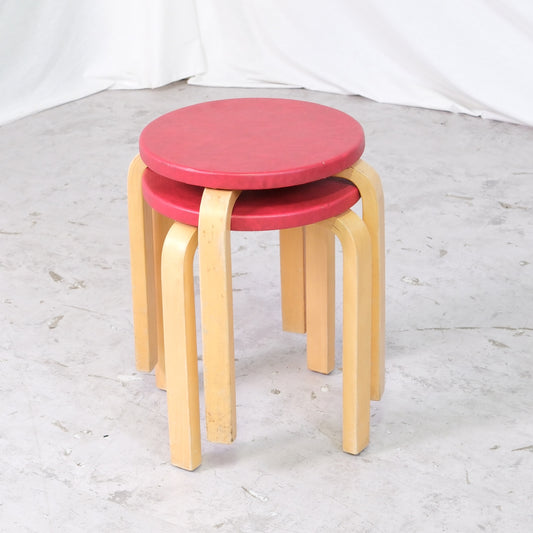 Alvar Aalto Pall E60 med röd klädsel av Artek