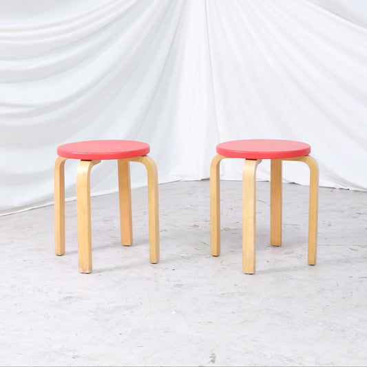 Alvar Aalto Pall E60 med röd klädsel av Artek
