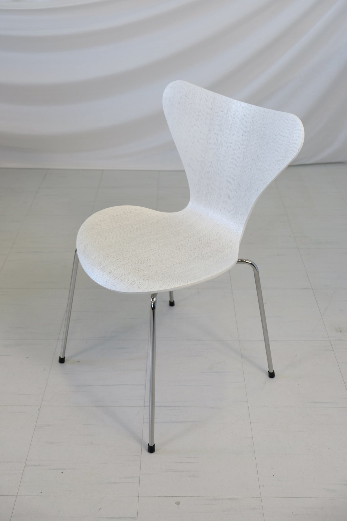 Modell 3107 Seven av Arne Jacobsen för Fritz Hansen, grupp om tre