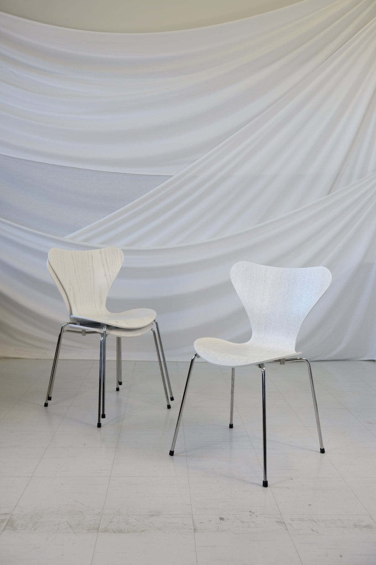 Modell 3107 Seven av Arne Jacobsen för Fritz Hansen, grupp om tre