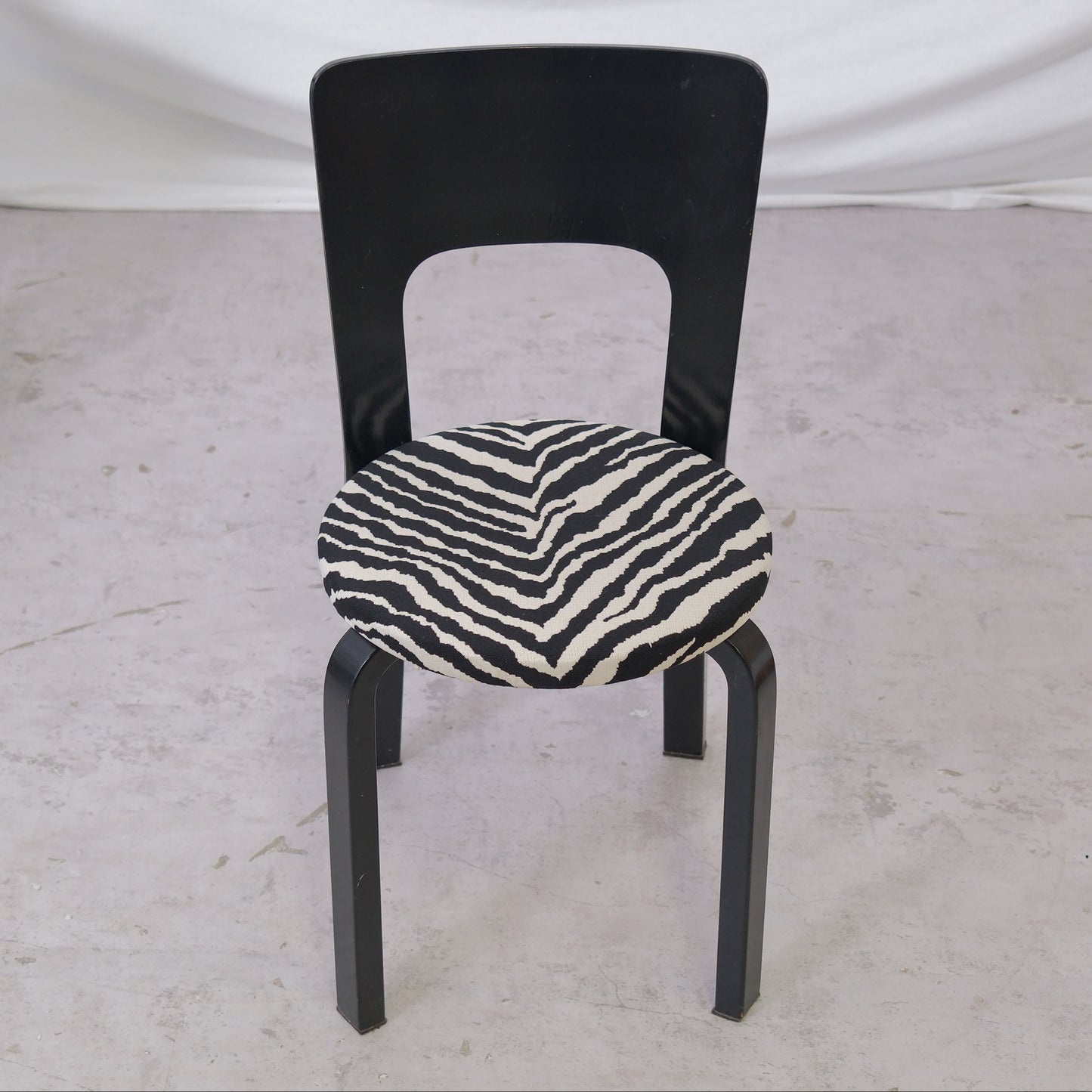 Alvar Aalto 66 -tuolit, musta, Zebra-verhoilu, 6 kpl