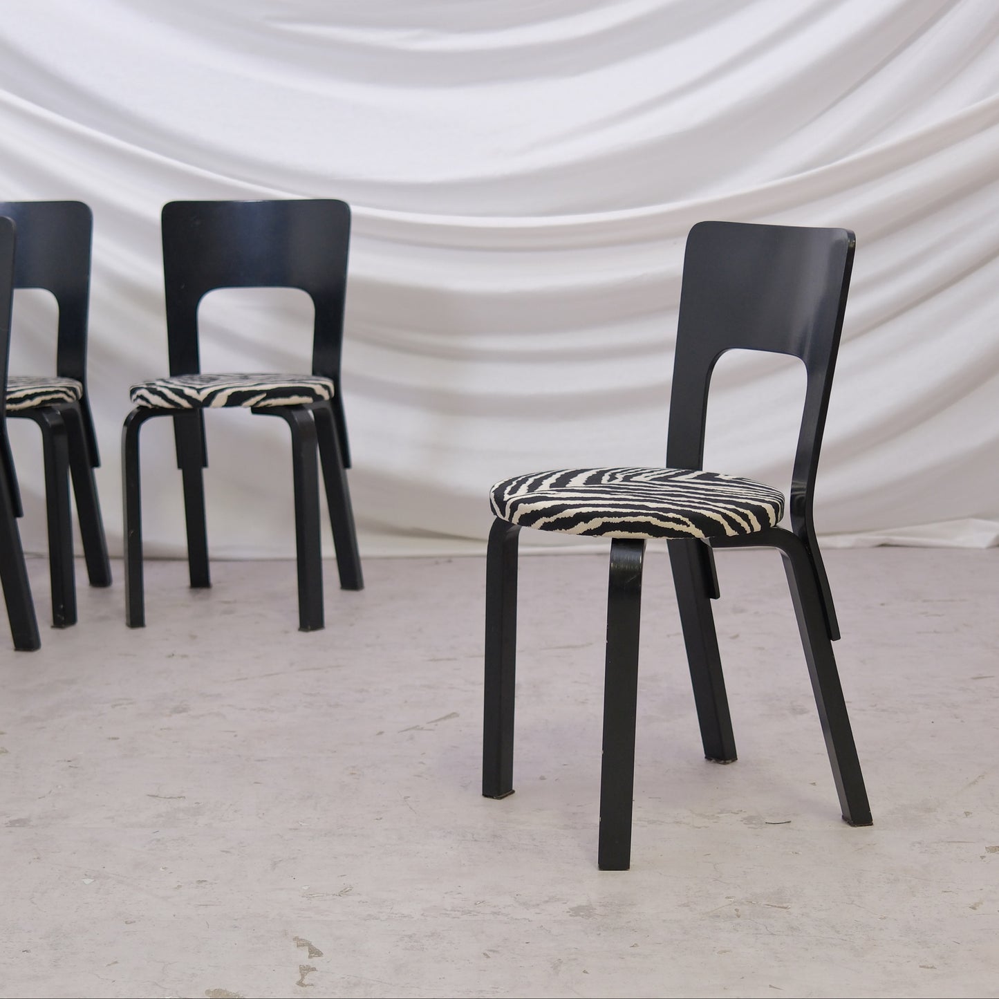 Alvar Aalto 66 -tuolit, musta, Zebra-verhoilu, 6 kpl