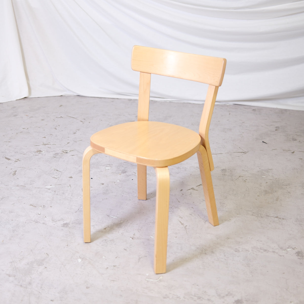 Alvar Aalto 69 -koivutuoli, valmistaja Artek