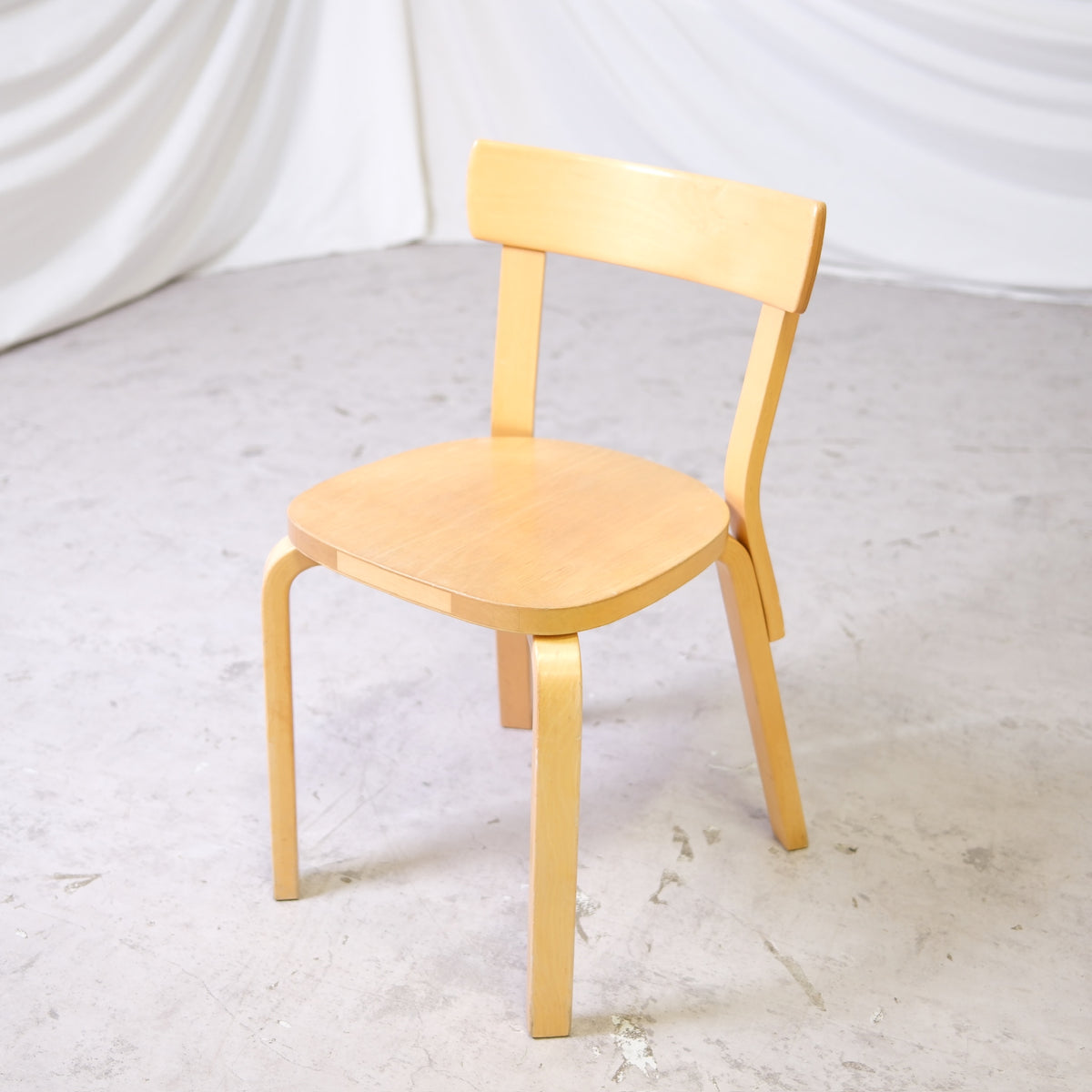 Alvar Aalto 69 -koivutuoli, valmistaja Artek