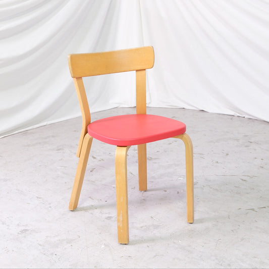 Alvar Aalto Stol 69 med röd klädsel av Artek