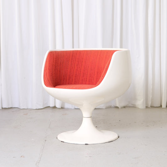 Vintage Eero Aarnio Konjakki-stol för Asko med röd klädsel och vitt glasfiberskal