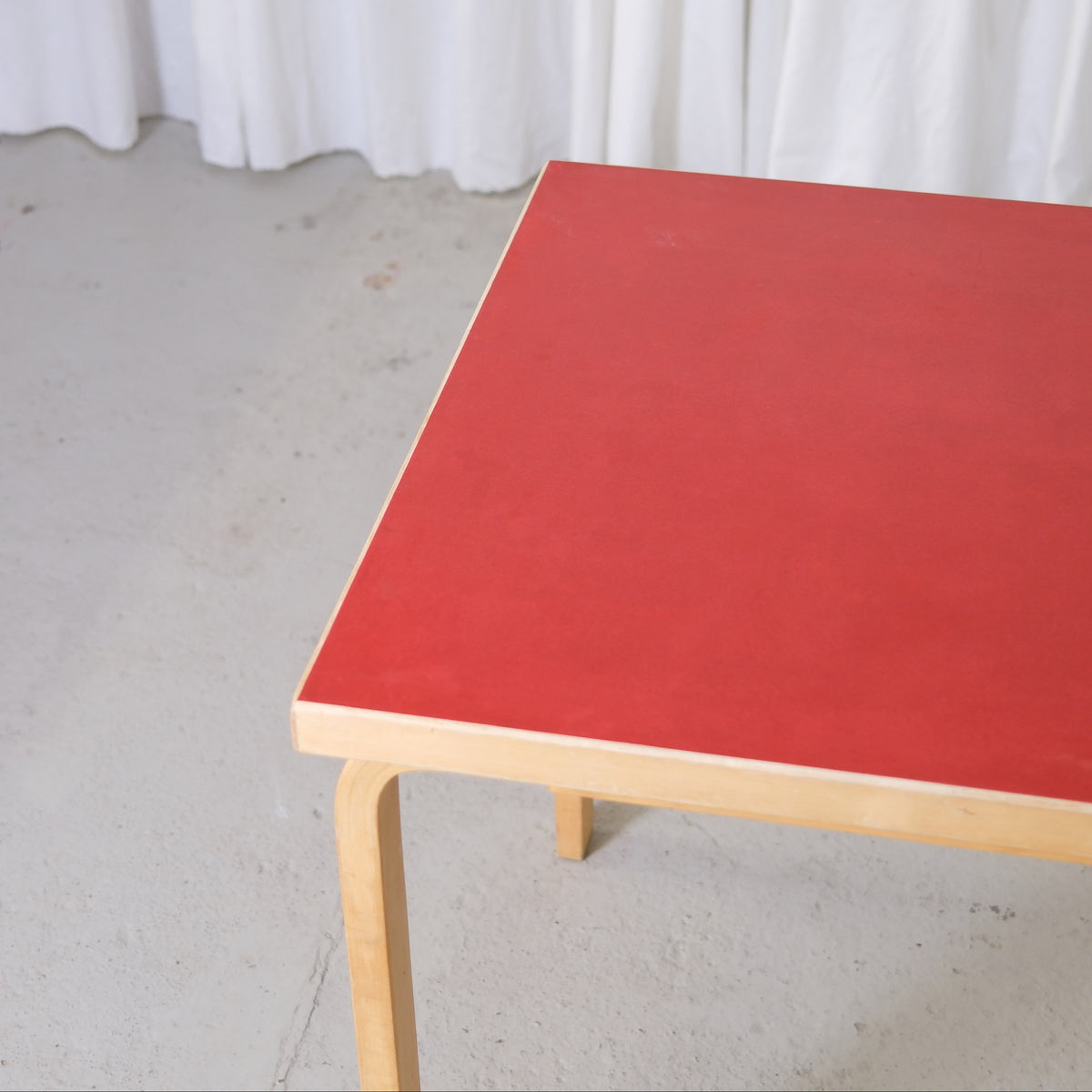 Artek 81C-bord av Alvar Aalto