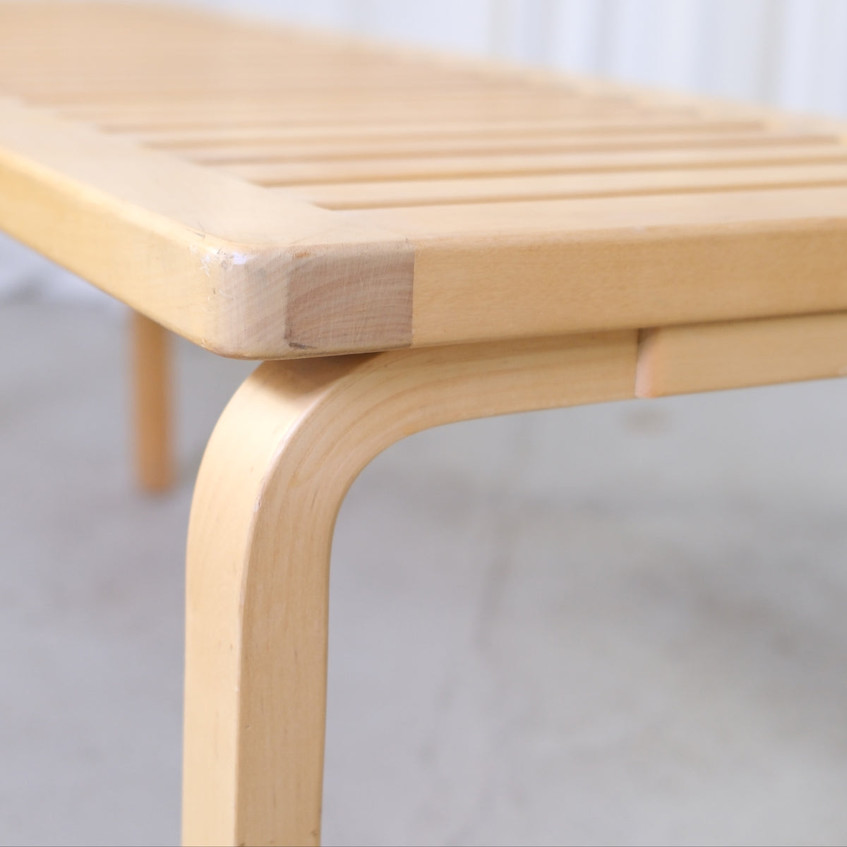Artek 153A-bänk i björk
