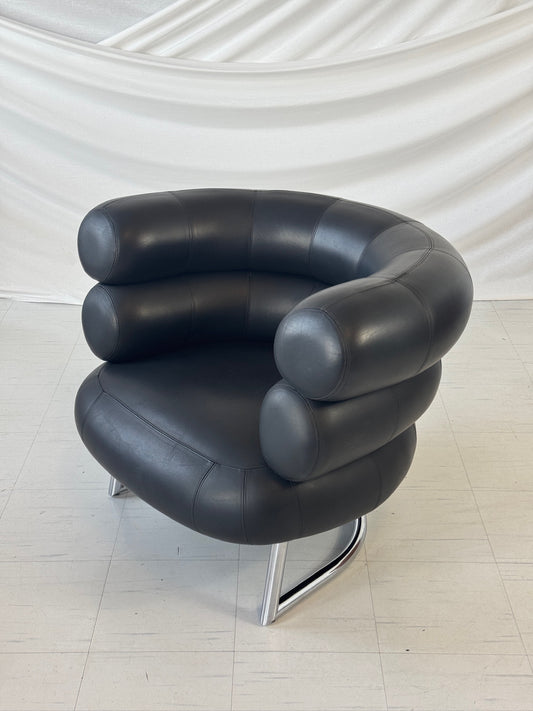 Bibendum-fåtölj av Eileen Gray i svart läder – modernistisk fåtölj