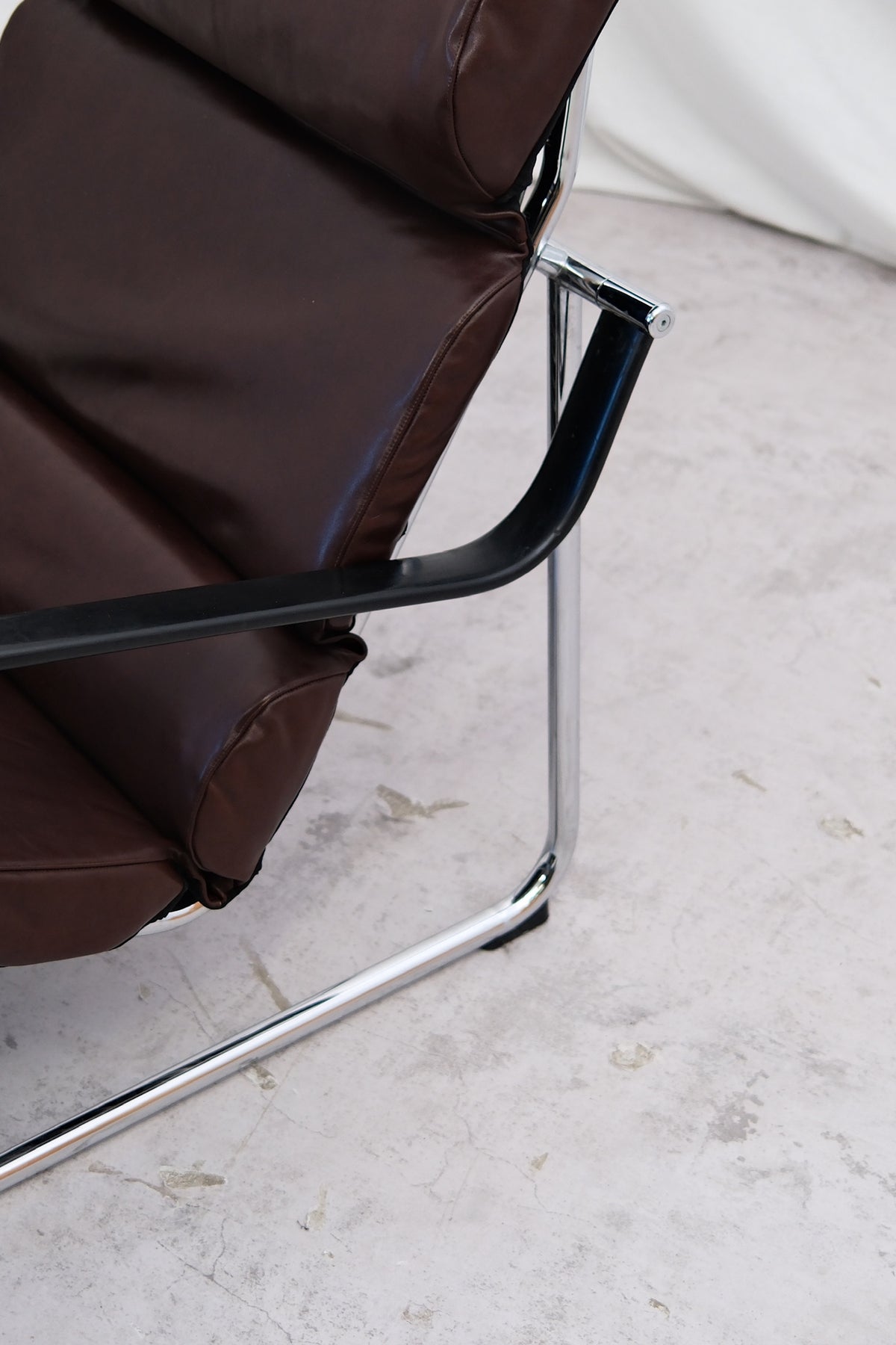 Yrjö Kukkapuro Remmi-fåtölj, mörkbrunt läder – Pino Interiors