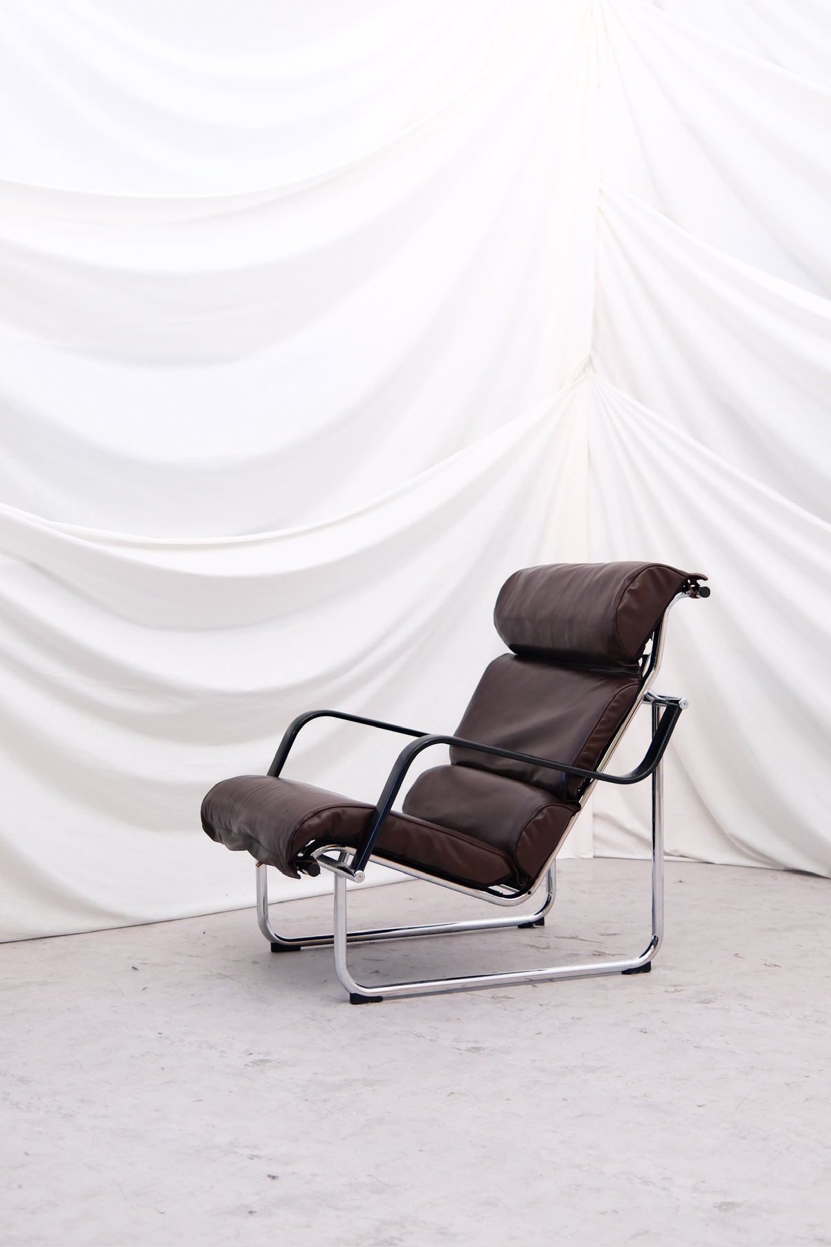 Yrjö Kukkapuro Remmi-fåtölj, mörkbrunt läder – Pino Interiors