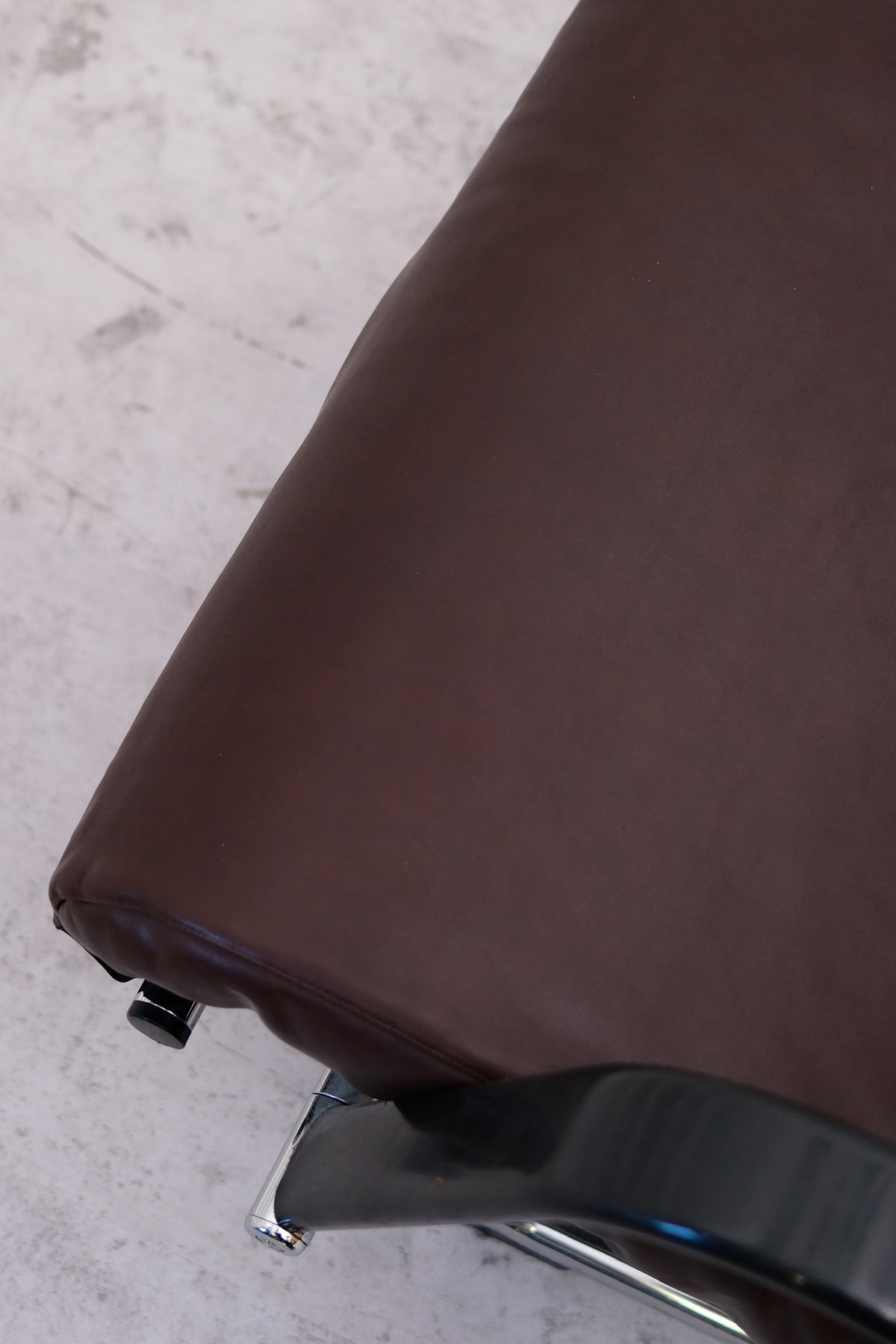 Yrjö Kukkapuro Remmi-fåtölj, mörkbrunt läder – Pino Interiors