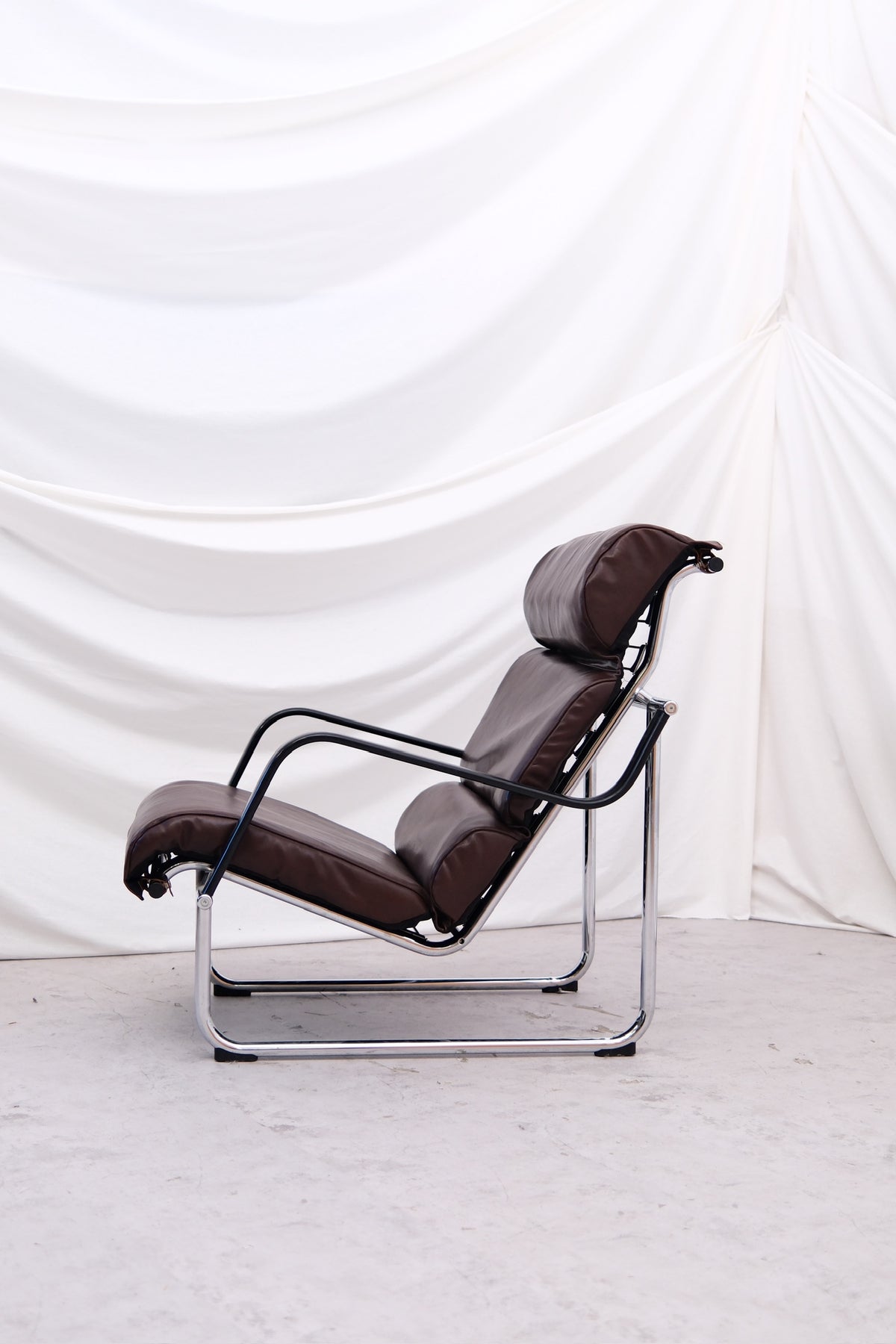 Yrjö Kukkapuro Remmi-fåtölj, mörkbrunt läder – Pino Interiors