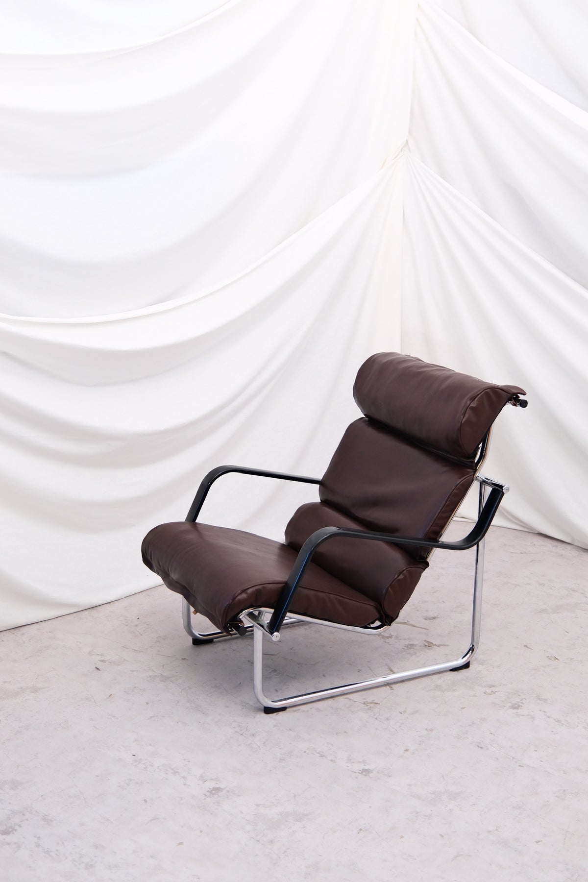 Yrjö Kukkapuro Remmi-fåtölj, mörkbrunt läder – Pino Interiors