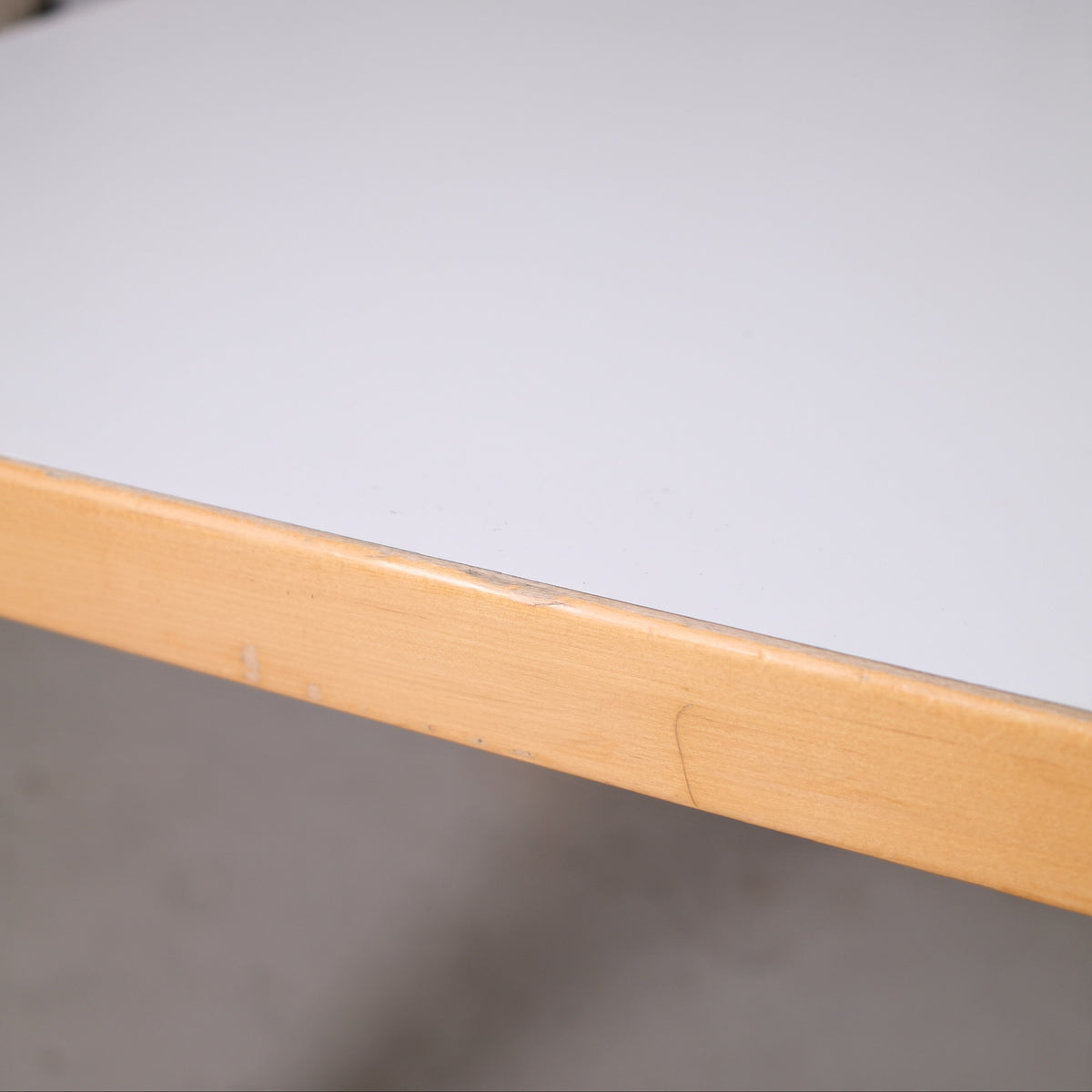 Alvar Aalto Artek 83-bord med vitt laminat