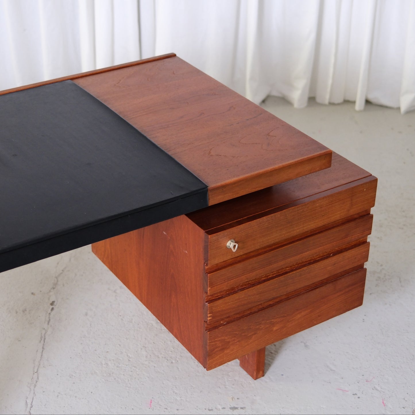 Olavi Hänninen Paletti Desk for HMN Huonekalu Mikko Nupponen