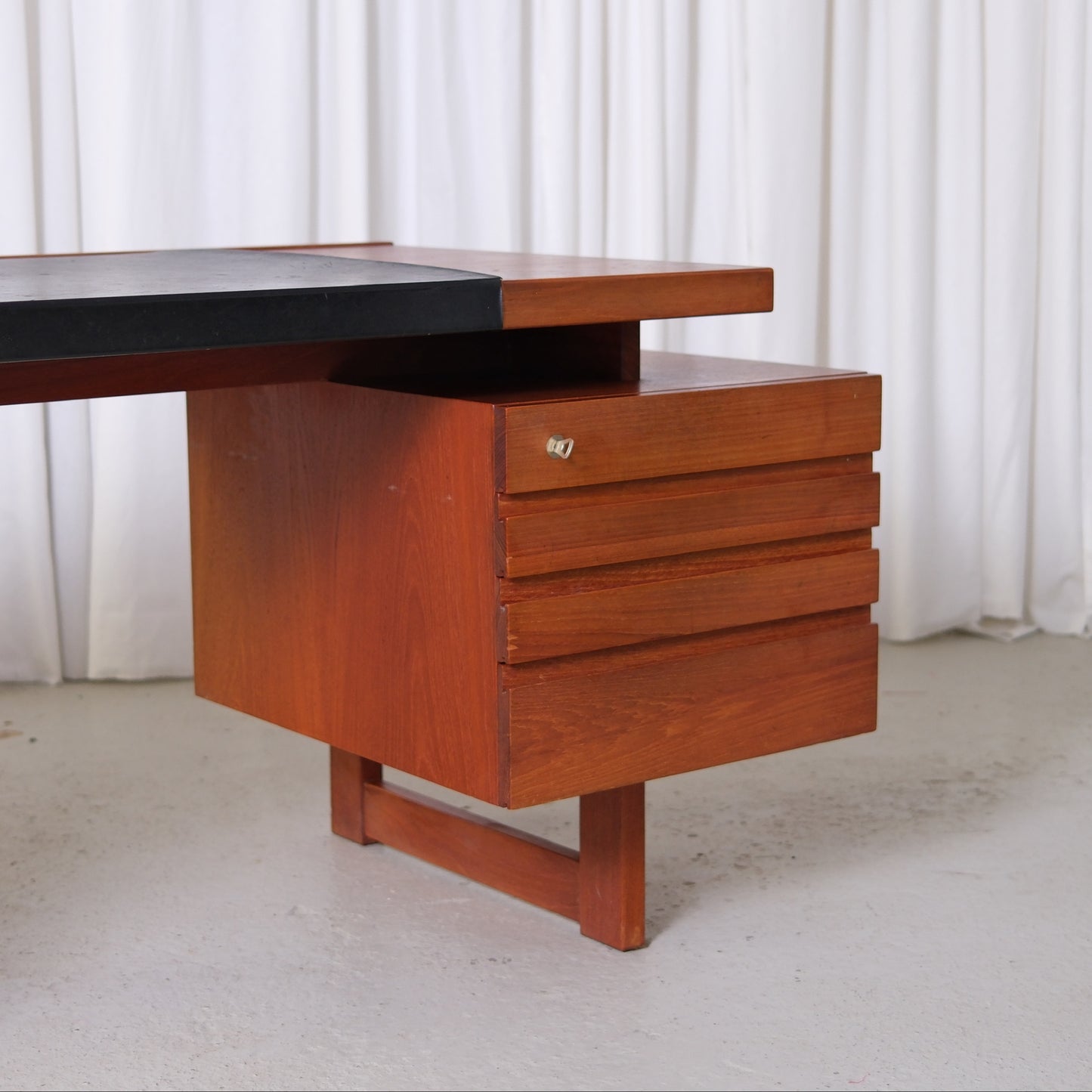 Olavi Hänninen Paletti Desk for HMN Huonekalu Mikko Nupponen